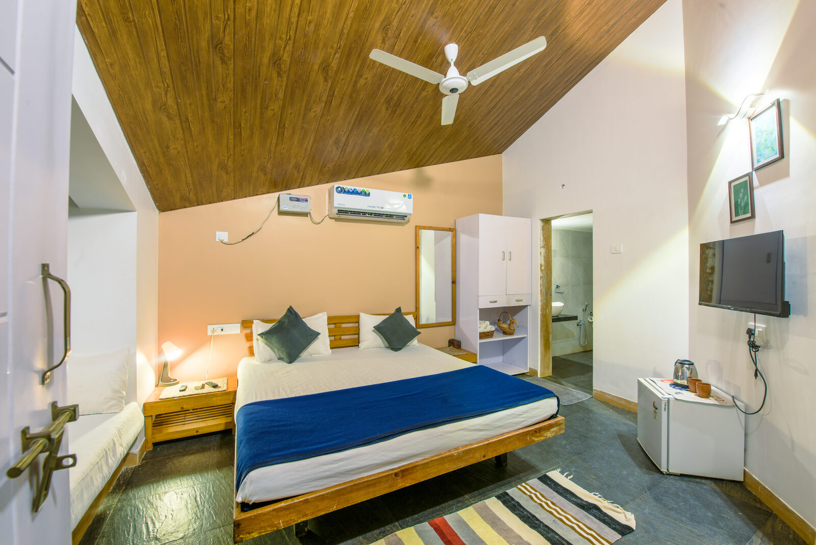 Room 2 at SuR Resort